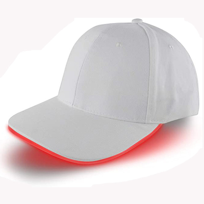 明るいLEDの赤灯の白い色と帽子を野球帽