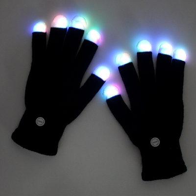 黒く点滅する指の手袋の上の明るいLEDの激賞党ライト