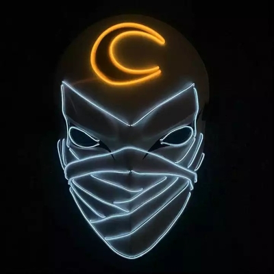 月の騎士ハロウィンは暗闇の導かれたマスク ポリ塩化ビニールの物質的な白熱の上でつく